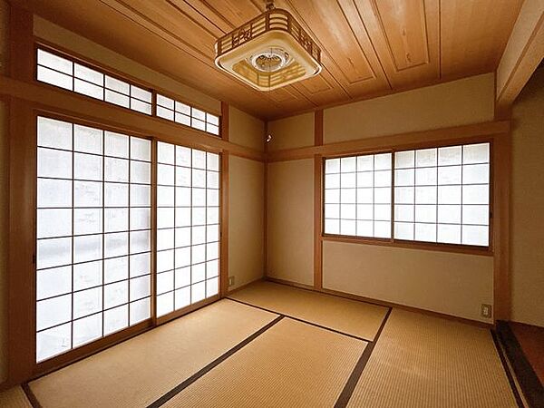 【和室】南向きで陽当たりがいいので、ゴロンと横になりたいときには嬉しい空間です。