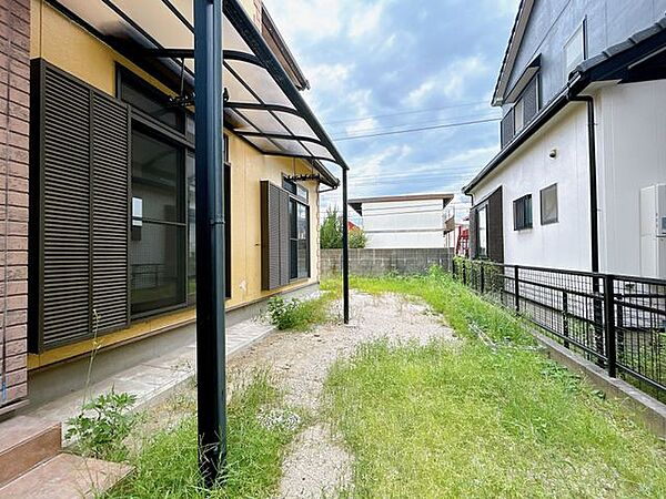 【庭】お庭は南向きなので、バーベキューや家庭菜園に最適です。