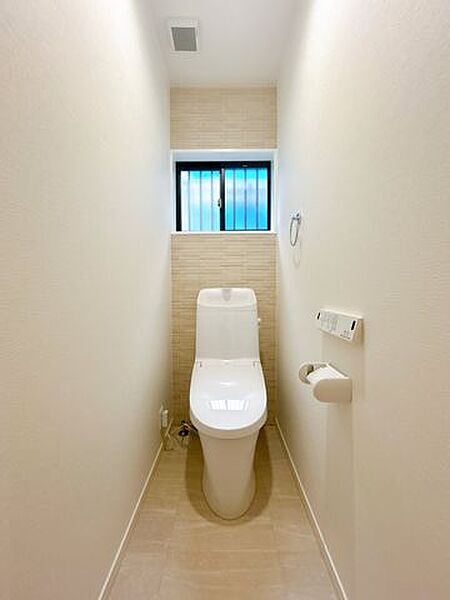 「トイレ」一階トイレ新品交換しております。さらに窓付きトイレなため明るいです。