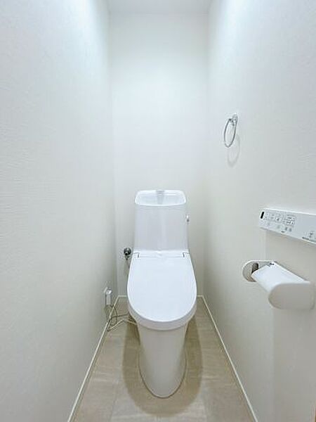 「トイレ」二階トイレも新品交換しております。