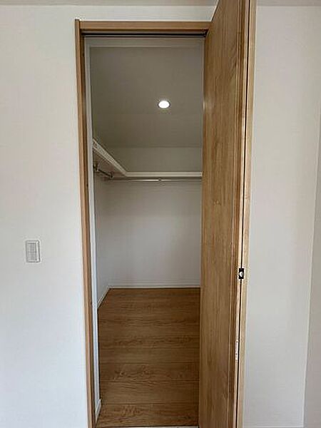 「洋室」二階東側7.5帖洋室。大容量のウォークインクローゼット付きで、服や荷物もたっぷり収納できます。