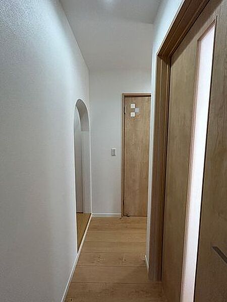 「一階廊下」温かみのある木目調の建具がお洒落な、すっきりとした廊下。