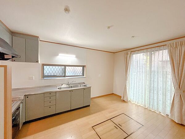 【ダイニング】流し台の幅が広いため、複数人で並んで作業をすることも可能です。