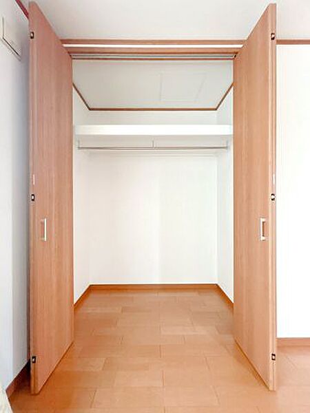 【2階東側洋室収納】全居室収納あり。それぞれのお部屋にスペースがあるのでプライベートな荷物でも身近に置くことが出来ます。