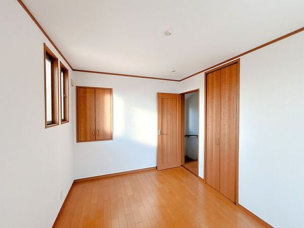 【2階西側洋室】南の窓からはポカポカ陽光たっぷり、明るくあたたかい室内です。