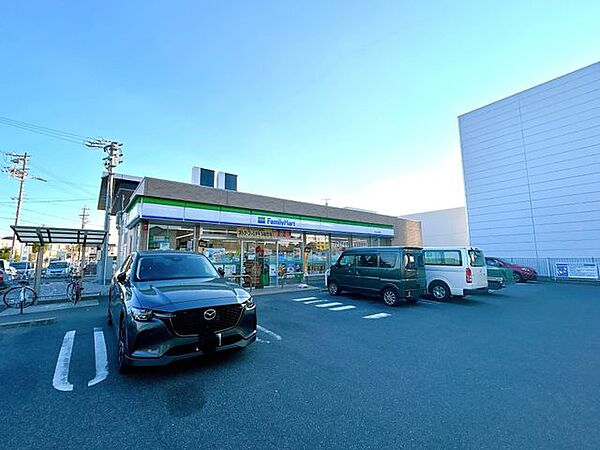 【コンビニ】ファミリーマート 守山川村町店様まで約800ｍ（徒歩約10分）。