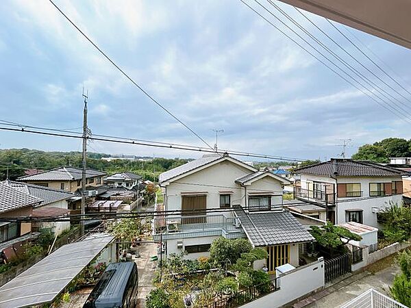西側の眺望写真です。高台に立地し、守山区や春日井市を見渡せる開放感ある景色です。