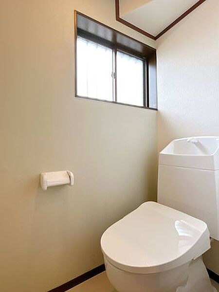 【リフォーム済】トイレは新品に交換いたしました。窓側にはアクセントクロスを貼っています。