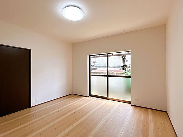 【リフォーム済】1階和室を洋室に間取り変更しました。約9.25帖の広さがあります。