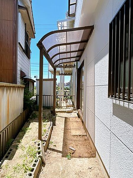 【リフォーム済】お庭です。庇はクリーニングを行いました。樹木は根元で伐採し、除草を行いました。