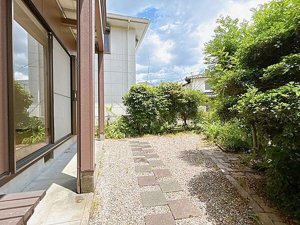 【庭】お庭はバーベキューや家庭菜園にもお使いいただけます。