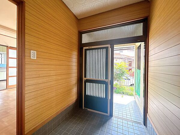 【リフォーム中】クロスを張替え、照明を交換いたします。
