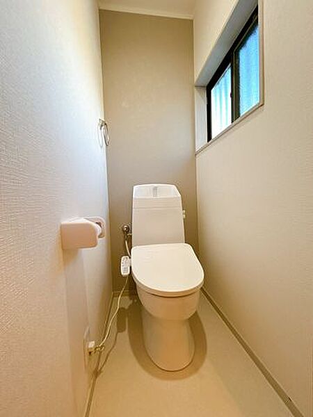 【2Fトイレ】リクシル製の新品に交換し、クロスの貼替とクッションフロアの貼替を行います。トイレが2か所あると混み合うことも解消されそうです。