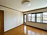 寝室：【リフォーム中】2階西側洋室です。バルコニーへ出ることができるお部屋は寝室にいかがですか。窓からの光で明るい室内です。