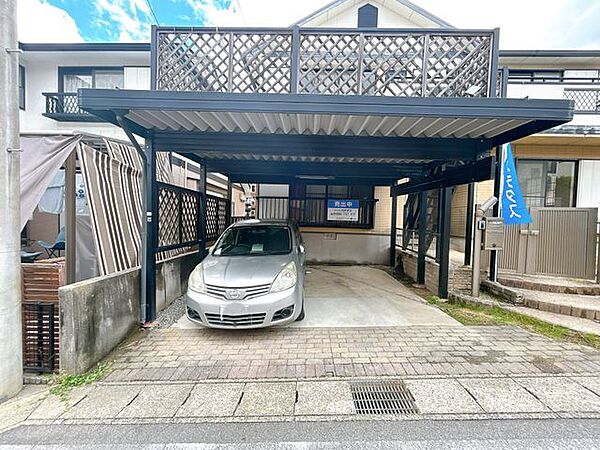 【リフォーム中】駐車場です。並列で止められるので、忙しい朝の時間に車の入れ替えが不要なのは嬉しいですね。
