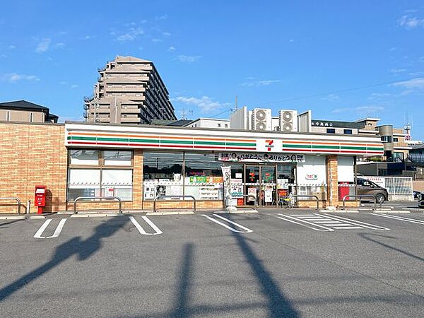 セブンイレブン瀬戸苗場町店様まで約700ｍ/徒歩約8分。 570m