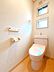 トイレ：【2階トイレ】小窓を開ければトイレ内の換気もでき、日差しの明るさも相まって気持ちよくお掃除できそうです。