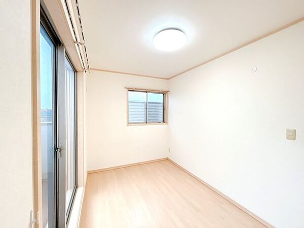 【3階西側洋室】南向きの掃き出し窓から心地よい風と暖かな光が入るお部屋です。