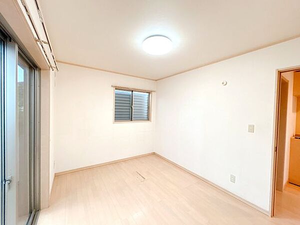 【1階洋室】1階の居室は水回りまでの移動距離が少なくて済むので、起きてからの支度もスムーズにこなせます。