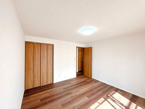 【リフォーム済】2階南西側洋室。和室を洋室へ変更いたしました。