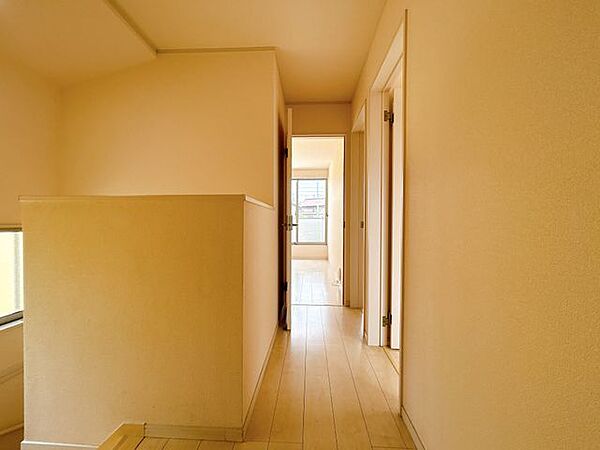 【2階廊下】各々の居室が独立しているので、プライベートが確保されています。