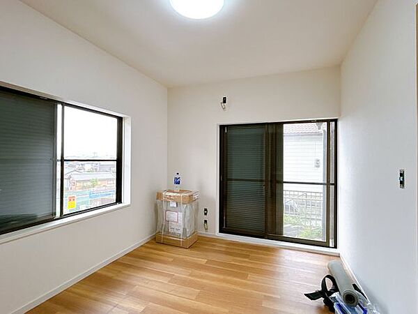 南の窓からはポカポカ陽光たっぷり、明るくあたたかい室内です。