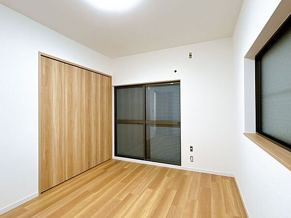 2面の窓からはあたたかな日差しと心地いい風が入ってきます。休日も自室で気持ちよく過ごせます。