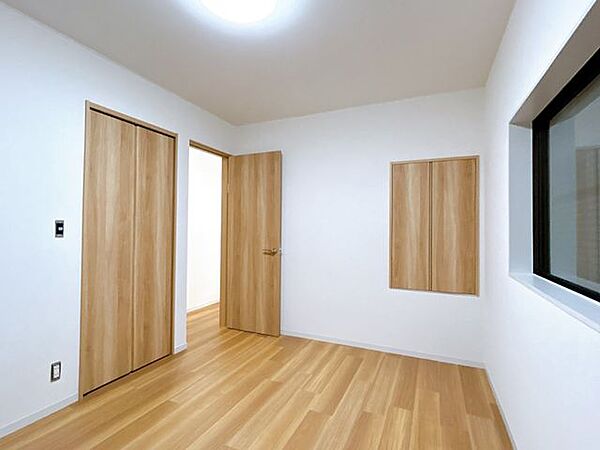 南向きの掃き出し窓から心地よい風と暖かな光が入るお部屋です。
