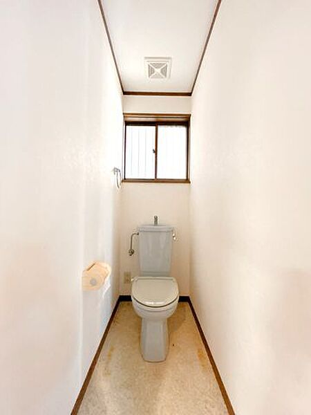 【1階トイレ】おうちにトイレが2つあれば、順番待ちのイライラも解消ですね。