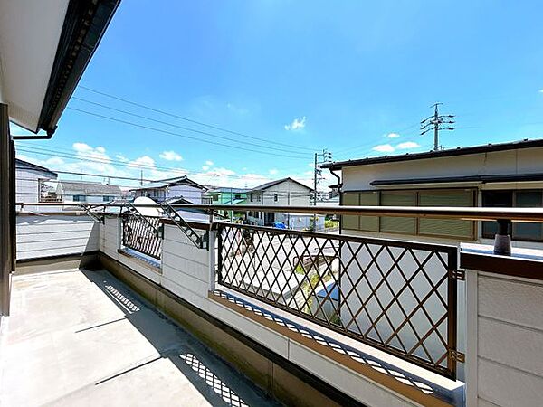 【バルコニー】奥行きがあるので一度にたくさんの洗濯物が干せそうです。屋根もあるので急な雨でも安心です。プチガーデニングなども楽しめそうですね。