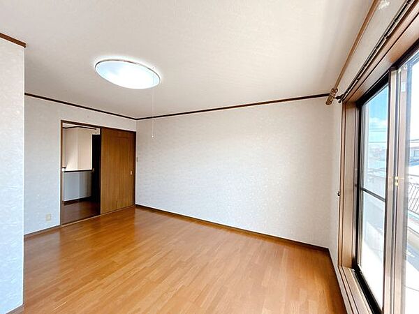【2階南西側洋室】家族の分だけお部屋の使い方も様々。戸建てならではの贅沢なお部屋の使い方で日々の暮らしを充実させてください。