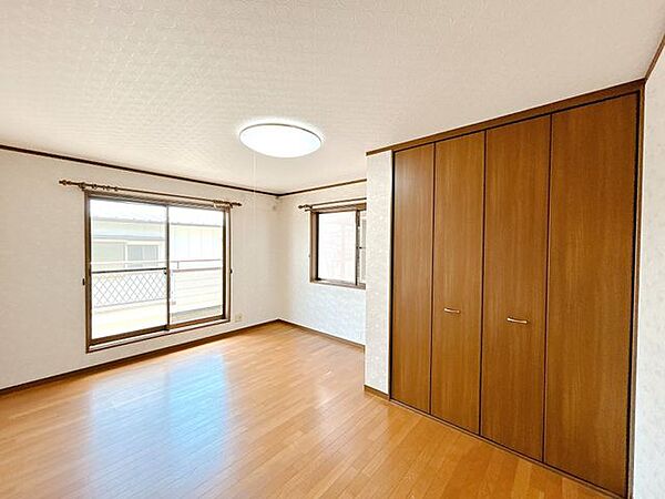 【2階南西側洋室】2面の窓からはあたたかな日差しと心地いい風が入ってきます。休日も自室で気持ちよく過ごせます。