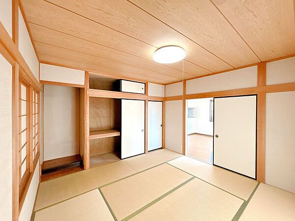 【1階和室】来客時は玄関側からすぐお通しできるので、客間としてもお使いいただけます。