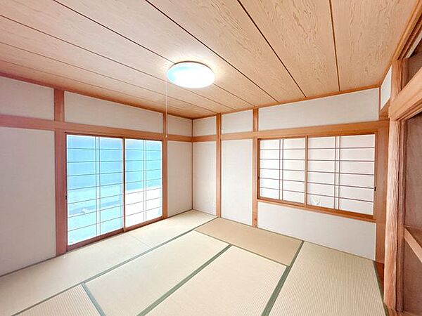 【1階和室】大きな押し入れがあるので、来客用の布団までしっかり収納できてとても便利です。