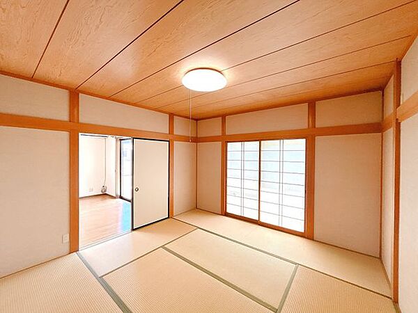 【1階和室】畳はフローリングに比べて柔らかいので、寝転びながら本を読んでも体への負担も少なく心地よく過ごせます。小さなお子様の遊び部屋にも使用できます。