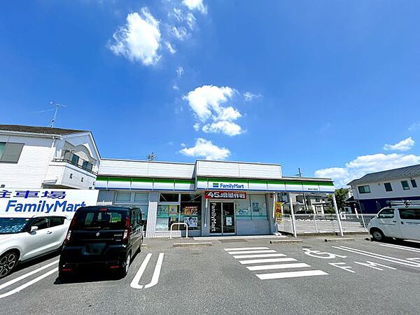 【ファミリーマート 春日井八田町店様】約650ｍ。徒歩約9分。
