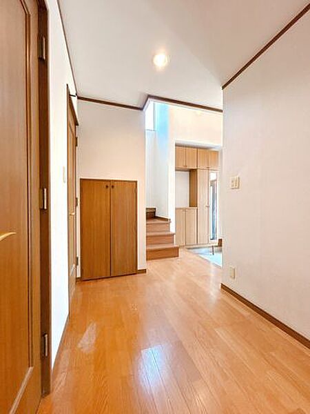 【1階廊下】廊下には収納が2か所ございます。