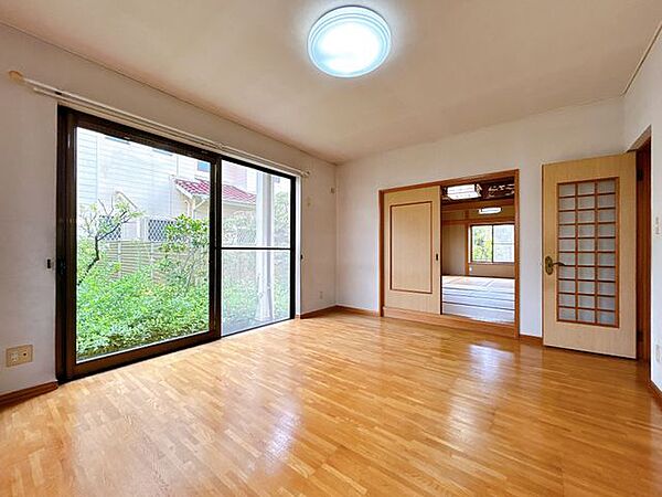 【リビング】大きな窓があるので、明るく過ごしやすい空間になっています。