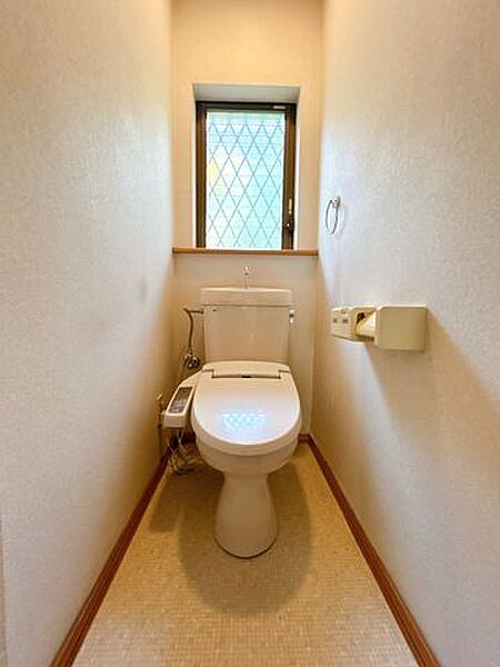 【トイレ】小窓を開ければトイレ内の換気もでき、日差しの明るさも相まって気持ちよくお掃除できそうです。