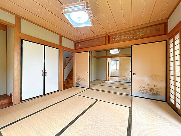 【和室】大きな押し入れがあるので、来客用の布団までしっかり収納できてとても便利です。