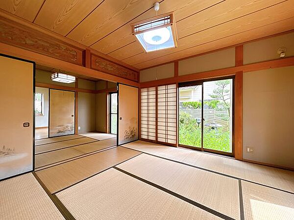【和室】畳はフローリングに比べて柔らかいので、寝転びながら本を読んでも体への負担も少なく心地よく過ごせます。小さなお子様の遊び部屋にも使用できます。
