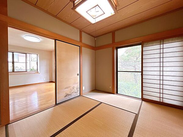 【和室】南向きで陽当たりがいいので、ゴロンと横になりたいときには嬉しい空間です。