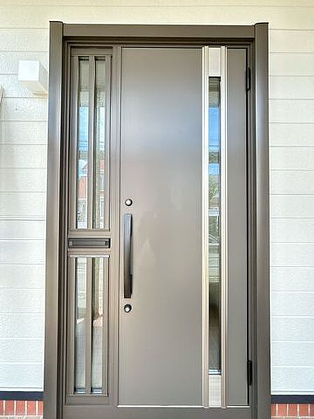 【リフォーム後　玄関】玄関ドアは新品に交換しました。玄関はお家の顔となる部分、お客様が最初に目にする場所だからこそ、第一印象が大切ですね。