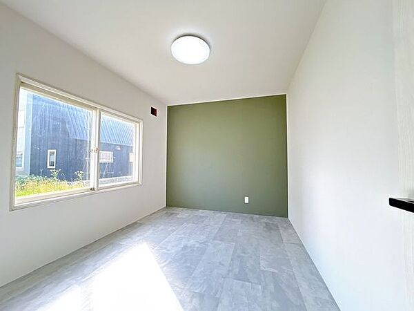 【リフォーム後　1階居室】こちらは1階にある約6帖の洋室です。南向きで陽当たりがいいので、リモートワークなどを行う部屋に最適です。