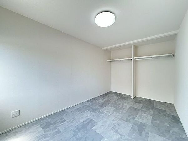 【リフォーム後　2階居室】こちらは2階南西にある約6帖の洋室です。十分な広さがあるので、子供部屋や趣味の部屋にいかがでしょうか。