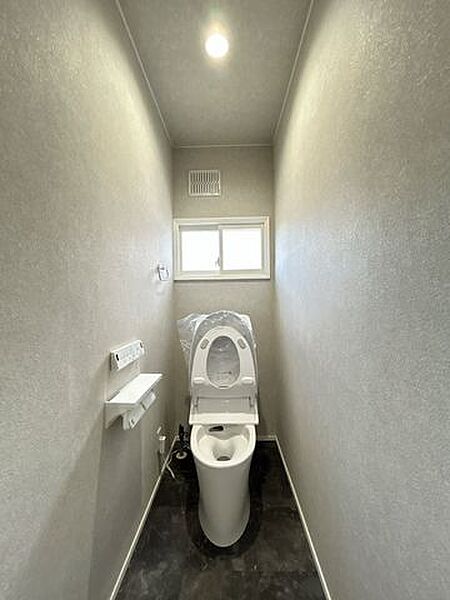 【リフォーム後　トイレ】温水洗浄付きトイレに新品交換致しました。便座は温度調整ができるので、寒い冬場でも安心して利用できます。窓付きで、自然換気が可能です。