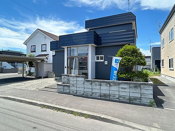 【リフォーム後　外観】閑静な住宅街にあるおうちです。屋根と外壁は塗装し外観からキレイに生まれ変わりました。玄関ポーチは風除室になっているので、雨・風よけになりますね。