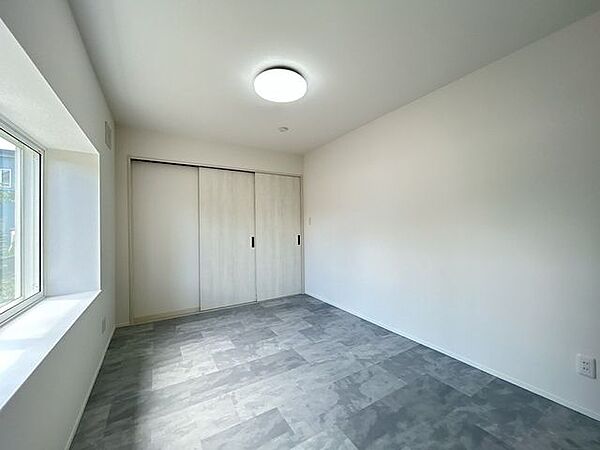 【リフォーム後　1階居室】こちらは1階リビング隣にある約6帖の洋室の別アングルです。