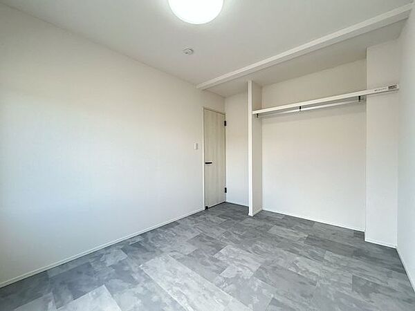【リフォーム後　2階居室】こちらは2階北東にある約6帖の洋室です。北東向きのお部屋なので、日中睡眠をとられる方の寝室に最適です。