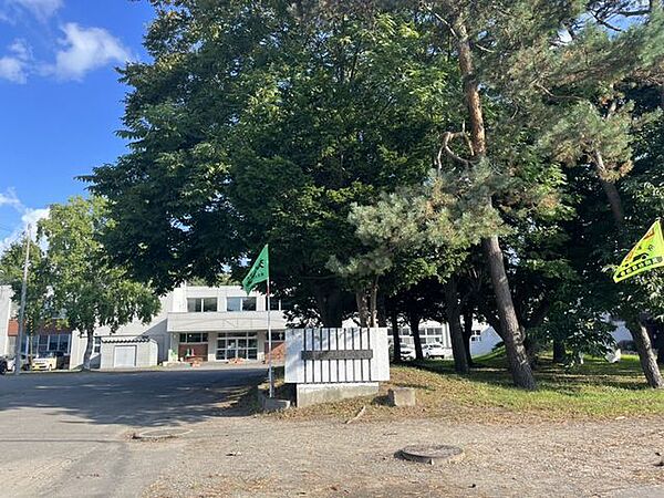 【近隣写真　小学校】対雁小学校まで約390ｍと徒歩5分です。